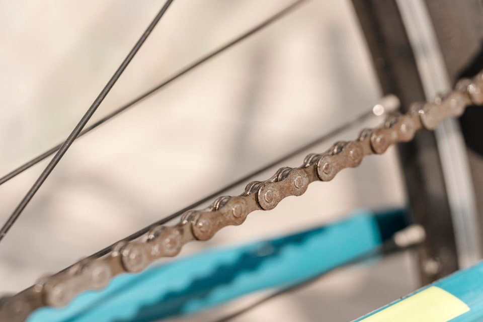 Närbild på en cykelkedja och ekrarna i ett bakhjul