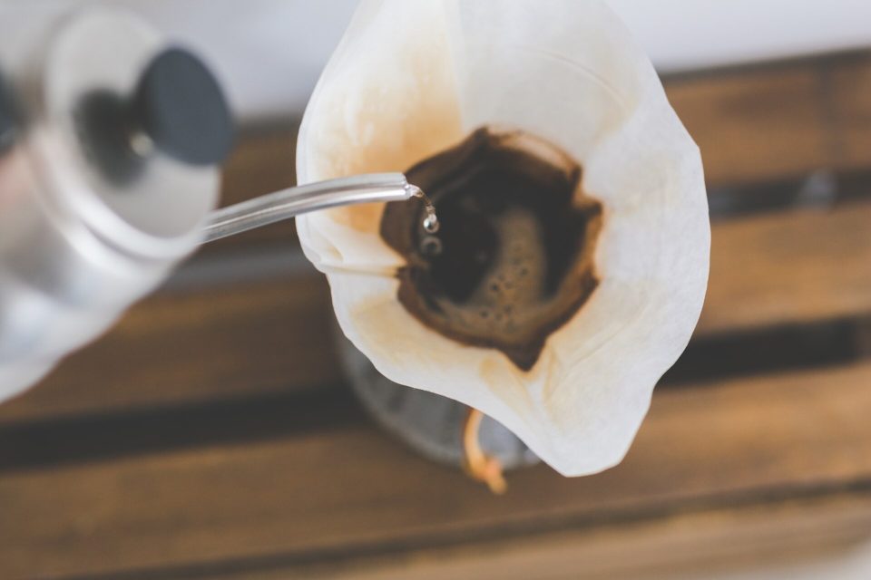 Kaffe som droppar genom ett vitt pappersfilter